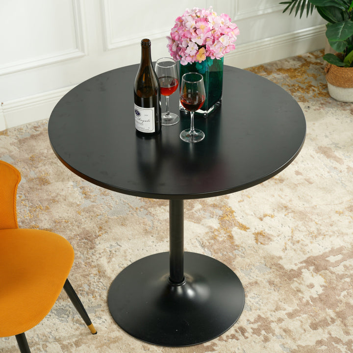 Furniture R Minimalistischer Esstisch aus Holz im skandinavischen Stil mit klaren Linien und lackierter Oberfläche