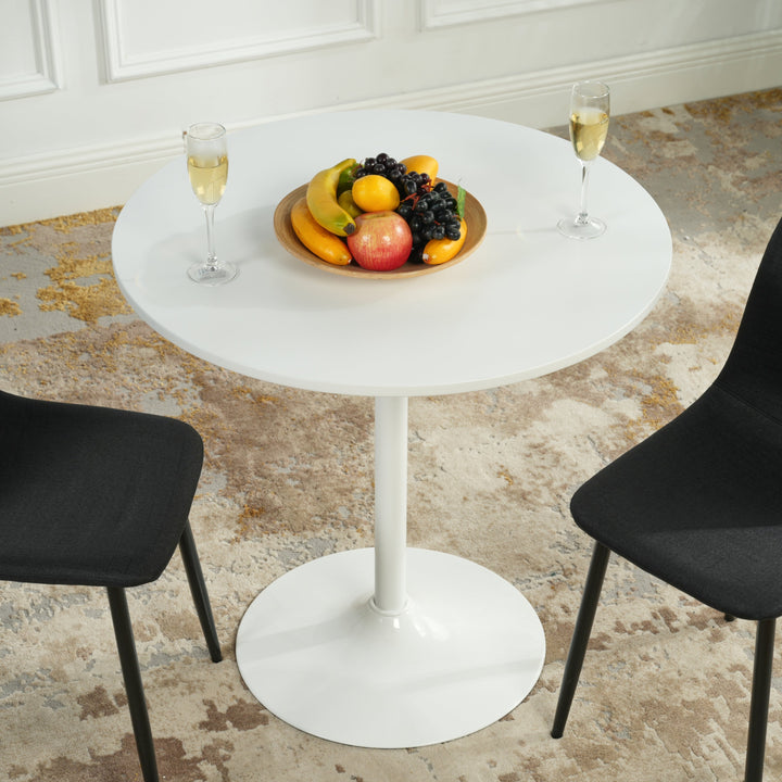 Furniture R Minimalistischer Esstisch aus Holz im skandinavischen Stil mit klaren Linien und lackierter Oberfläche