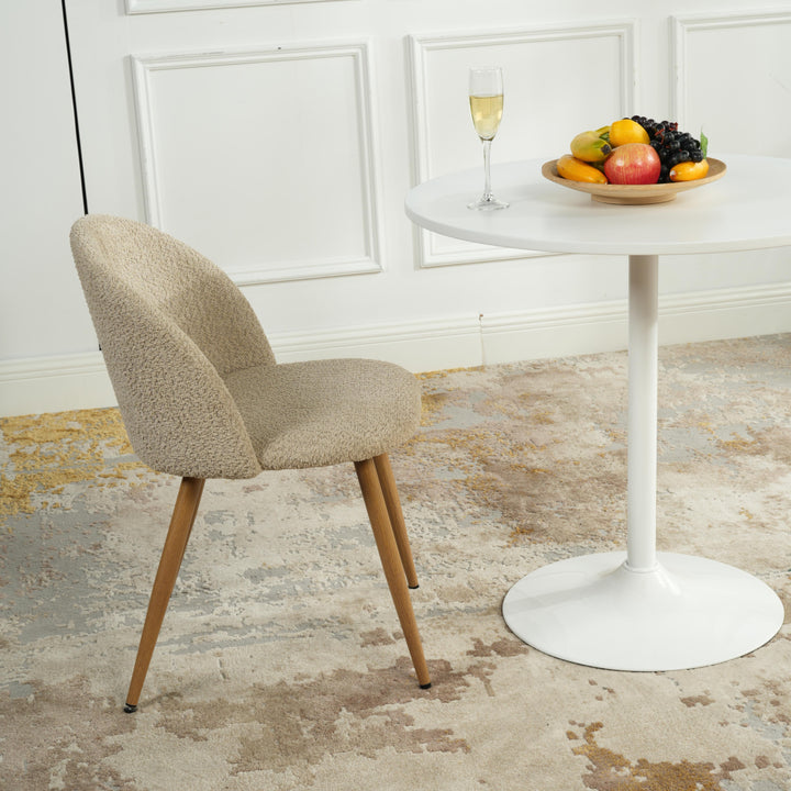 Furniture R Minimalistischer Esstisch aus Holz im skandinavischen Stil mit klaren Linien und lackierter Oberfläche