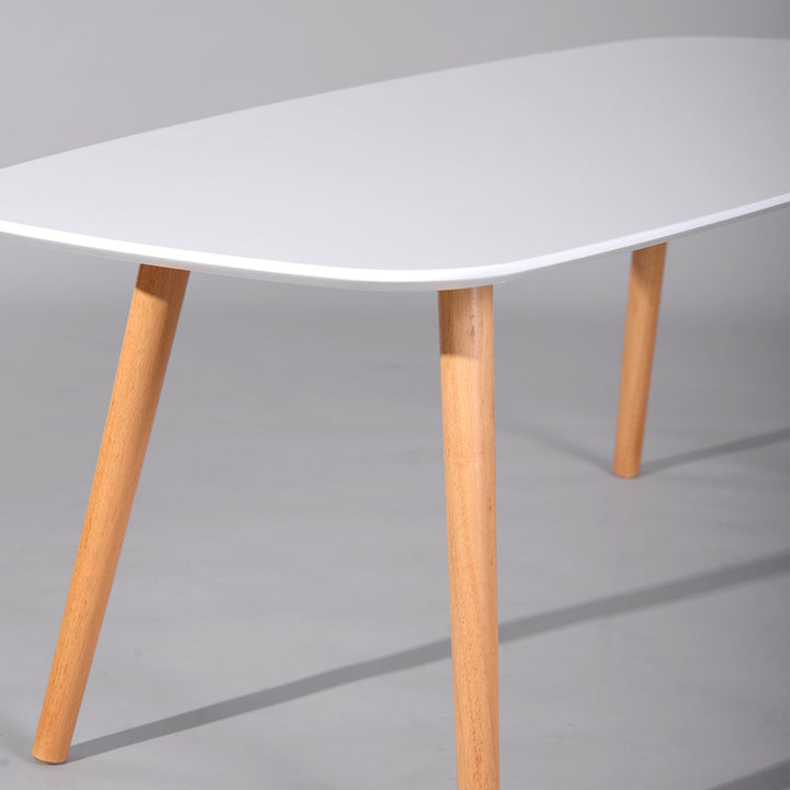 Table basse minimaliste en bois avec pieds fuselés en bois massif de Furniture R Kenna