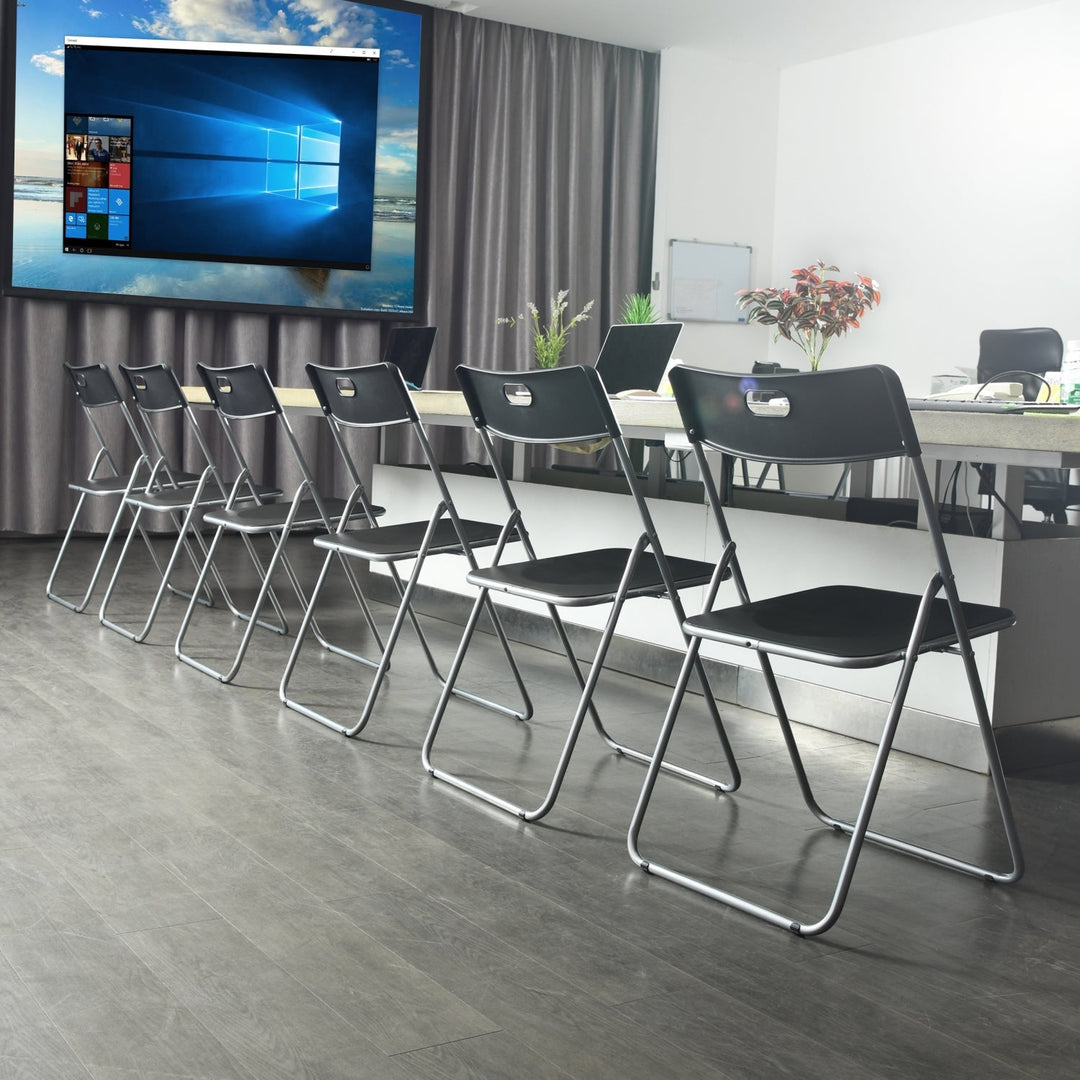 L'ensemble de chaises pliantes en plastique simples Furniture R offre des sièges supplémentaires dans les petits espaces