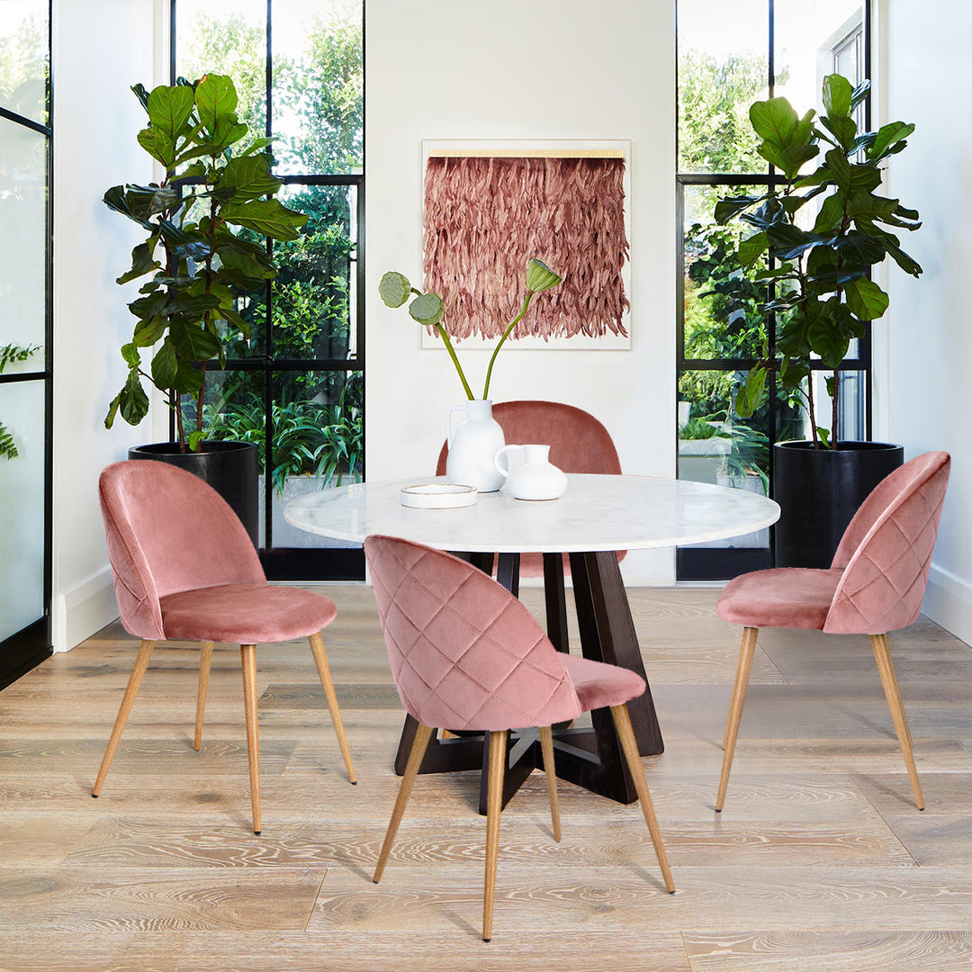 Chaises de salle à manger au design moderne et scandinave avec revêtement en velours pour un espace élégant