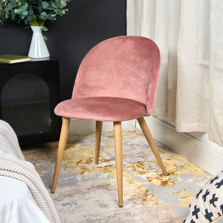 Chaises de salle à manger au design moderne et scandinave avec revêtement en velours pour un espace élégant